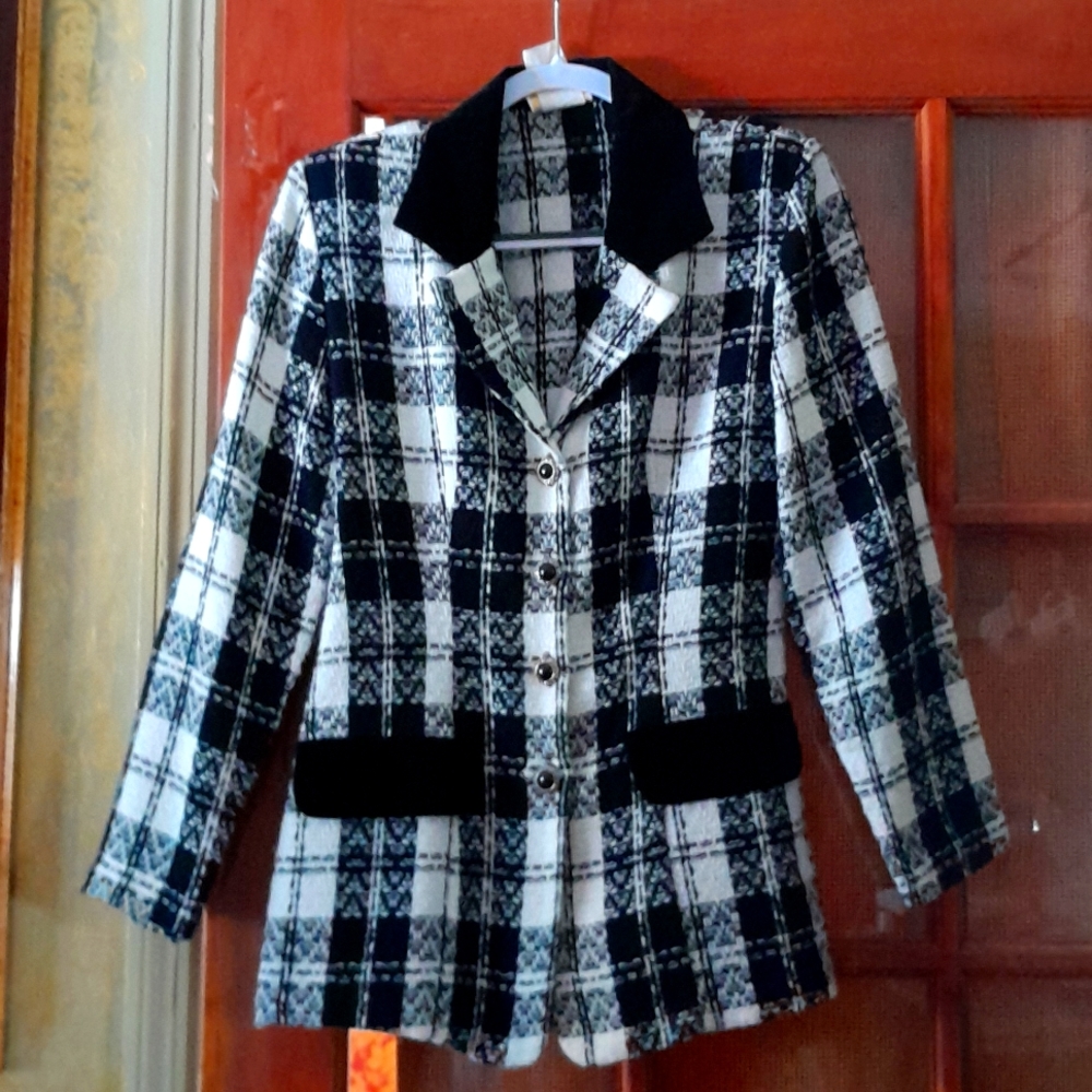 Vintage blazer with velvet color and pockets.